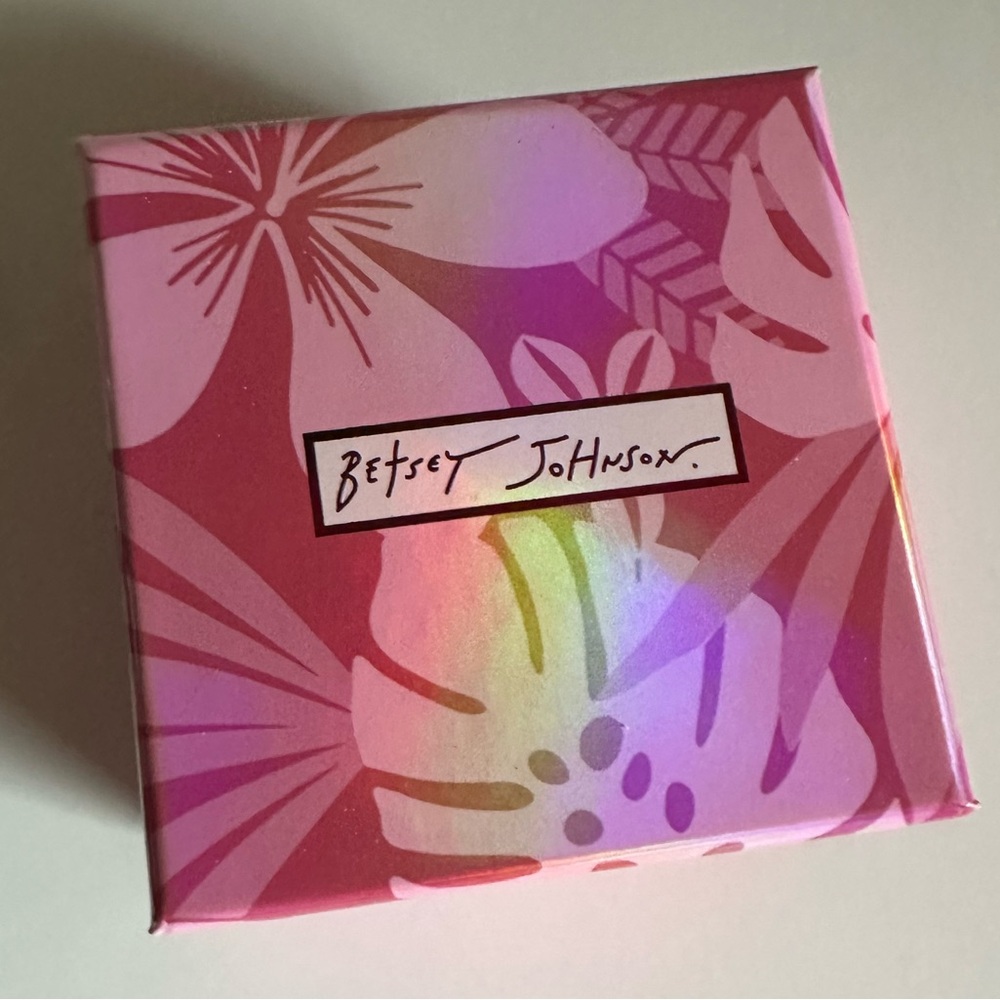 🩶BETSEY JOHNSON GOLD PLATED ORCHID STRETCH COCKTAIL RING - NWT🩶 - Picture 4 of 8